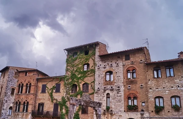 Typiska hus i den historiska byn San Gimignano, Toscana, Italien — Stockfoto