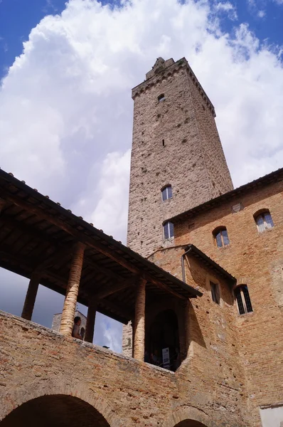 Башня Палаццо Комунале, Сан-Джиминьяно, Тоскана, Италия — стоковое фото