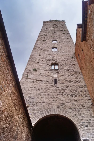 Torre da vila histórica de San Gimignano, Toscana, Itália — Fotografia de Stock