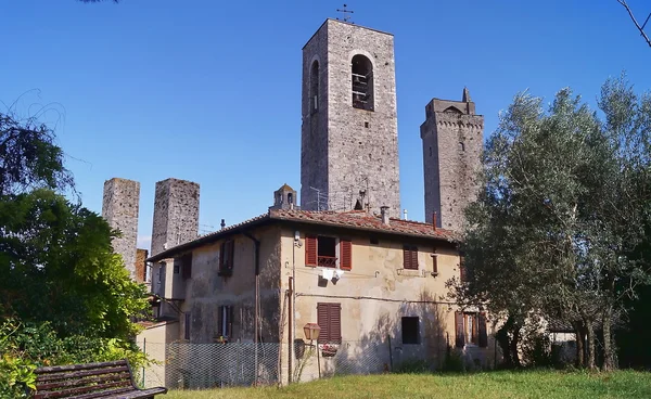 Torony a történelmi falu San Gimignano, Toszkána, Olaszország — Stock Fotó