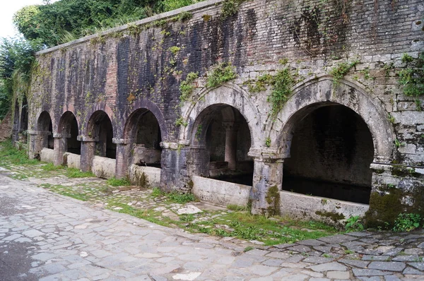 Fontes antigas de água pública, San Gimignano, Toscana, Itália — Fotografia de Stock