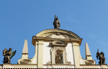 Alınlığın, Prague, Çek Cumhuriyeti, tipik bir bina