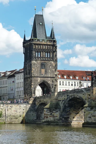 Карлов мост и Пороховая башня в Праге, Чехия — стоковое фото