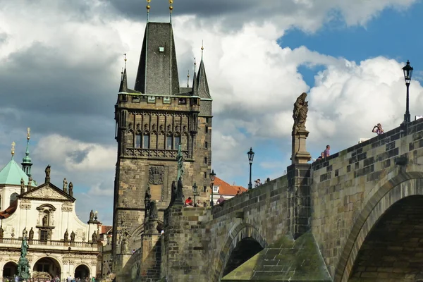 Карлов мост и Пороховая башня в Праге, Чехия — стоковое фото