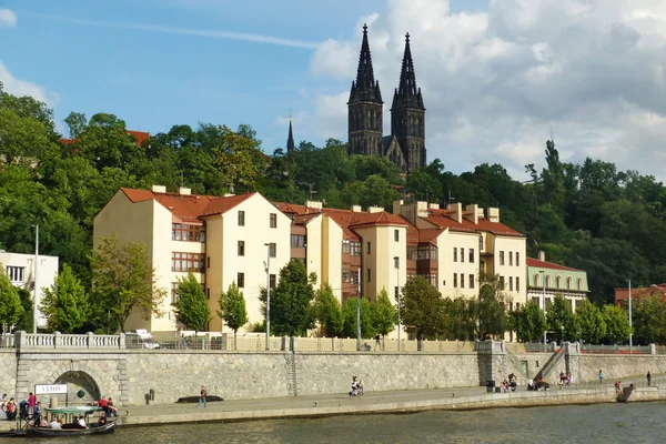 Вид на церковь Святых Петра и Павла в Выборге с реки Влтавы, Чехия — стоковое фото