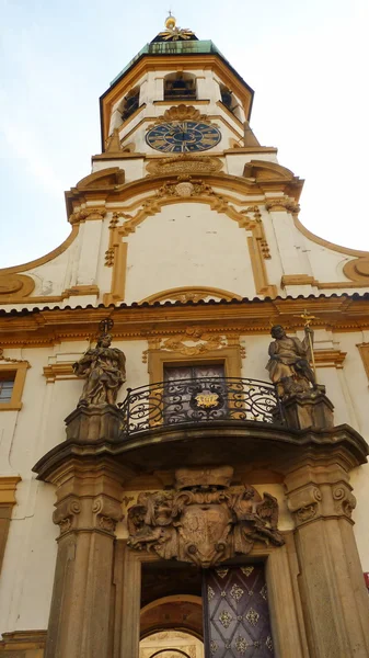 Klokkentoren van het heiligdom van Loreto in Praag, Tsjechië — Stockfoto