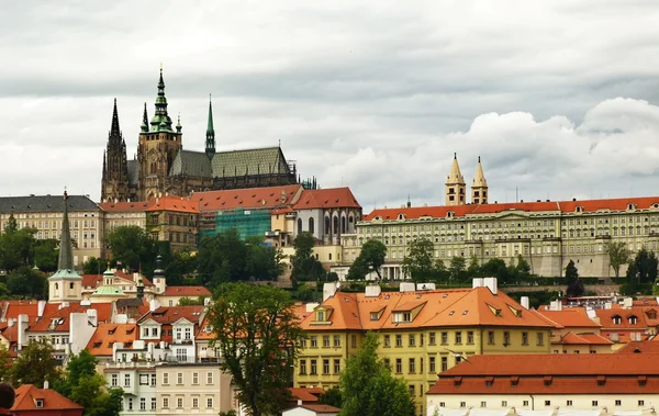 Blick auf die Prager Burg von der Moldau, Tschechische Republik — Stockfoto