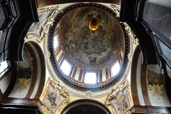 Interior de uma igreja em Praga, República Checa — Fotografia de Stock