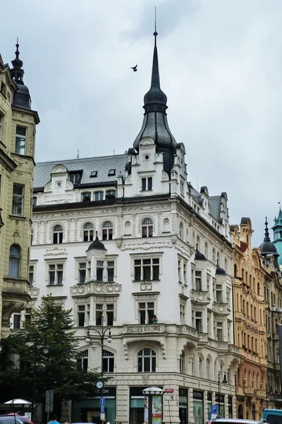 Edificios típicos en el centro de Praga, República Checa — Foto de Stock