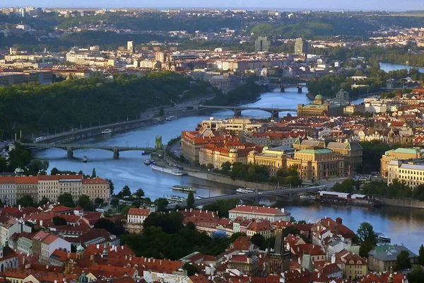 Видом на Прагу з Petrin вежа, Чехія — стокове фото
