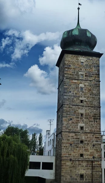 Uma torre ao longo das margens do rio Vltava em Praga, República Checa — Fotografia de Stock