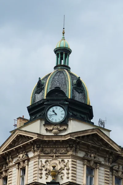 Fronton i en byggnad typisk för Prag, Tjeckien — Stockfoto