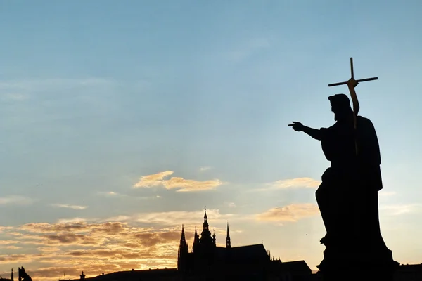 Собор Святого Вита и статуя на Карловом мосту на закате, Прага, Чехия — стоковое фото