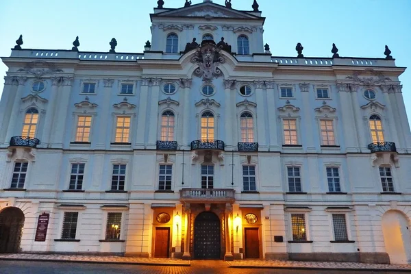 日暮时分，布拉格城堡，捷克共和国的大主教宫 — 图库照片