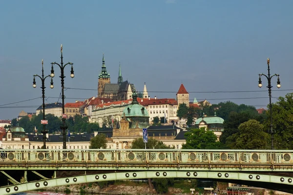 Вид на замок с реки Влтавы, Чехия — стоковое фото