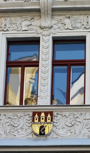 Detail of a palace typical of Prague with the emblem of the city, Czech Republic — Stock Photo, Image