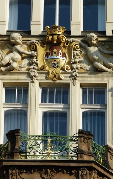Detail of a palace typical of Prague with the emblem of the city, Czech Republic — Stock Photo, Image