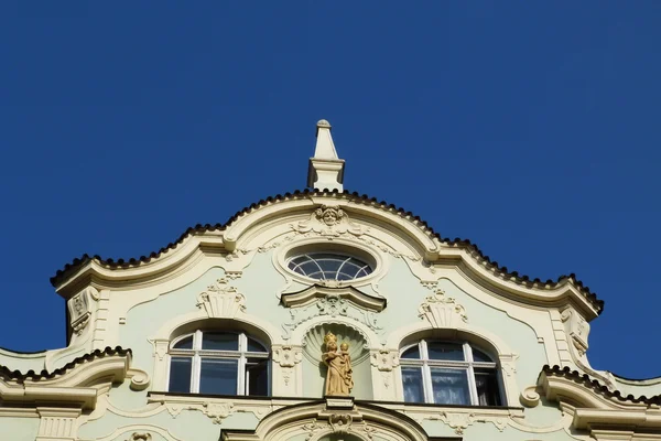 Pedimento de um edifício típico de Praga, República Checa — Fotografia de Stock