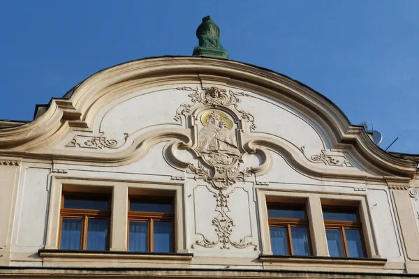 Giebel eines Gebäudes typisch für Prag, Tschechische Republik — Stockfoto