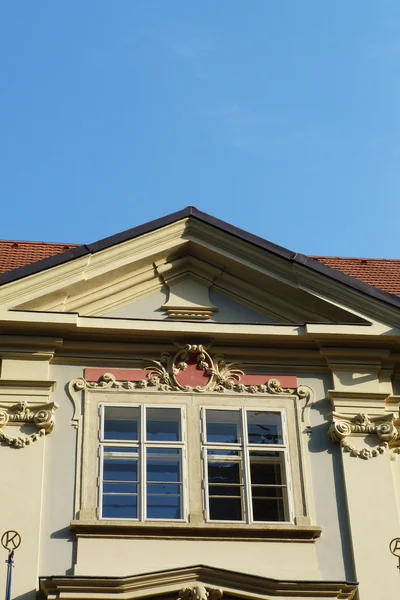 Oromfal egy épület tipikus, Prága, Cseh Köztársaság — Stock Fotó