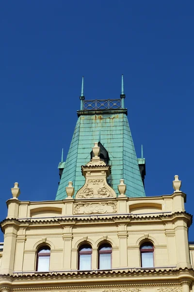 Giebel eines Gebäudes typisch für Prag, Tschechische Republik — Stockfoto