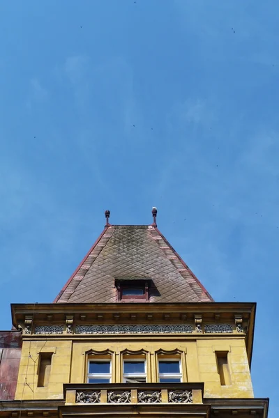 Frontón de un edificio típico de Praga, República Checa — Foto de Stock