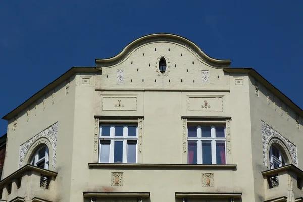 Frontón de un edificio típico de Praga, República Checa — Foto de Stock