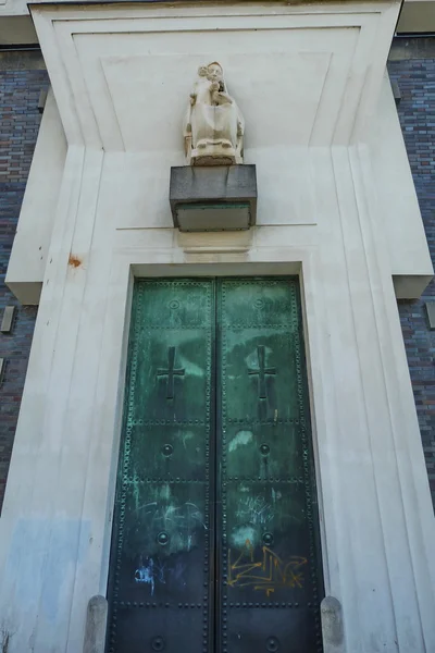 Puerta de entrada de la iglesia del Sagrado Corazón, Praga, República Checa — Foto de Stock