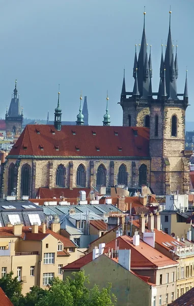 Csehország, Prága, Nagyboldogasszony templom előtt Tyn — Stock Fotó