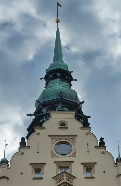 Giebel eines Gebäudes typisch für Prag, Tschechische Republik — Stockfoto