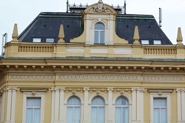 Pediment of a building typical of Prague, Czech Republic — Stock Photo, Image