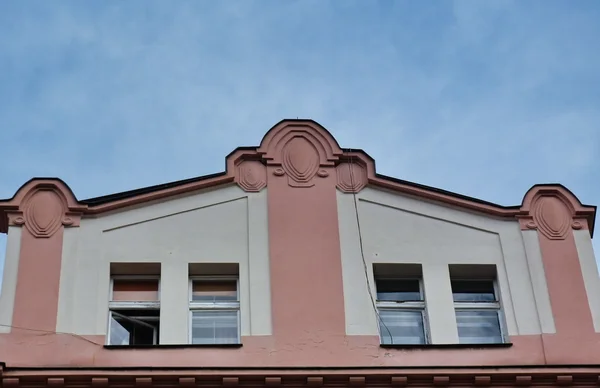 Frontón de un edificio típico de Praga, República Checa —  Fotos de Stock