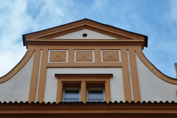 Pedimento de um edifício típico de Praga, República Checa — Fotografia de Stock