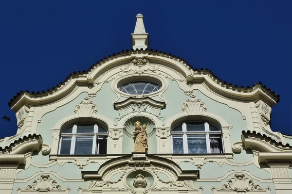 Giebel eines Gebäudes typisch für Prag, Tschechische Republik — Stockfoto