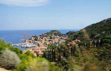 Giglio Porto 'nun havadan görünüşü, Toskana Takımadası, İtalya