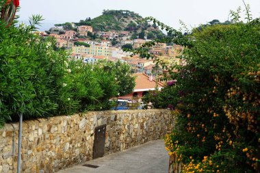 Giglio Porto 'nun havadan görünüşü, Toskana Takımadası, İtalya