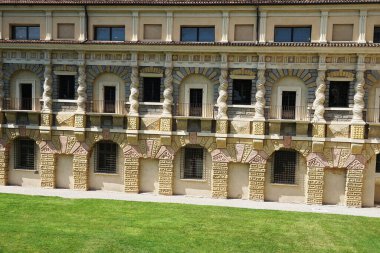 İtalya, Mantua 'da Eleonora Loggia' sından görülen Ducal Palace 'ın avlusu.