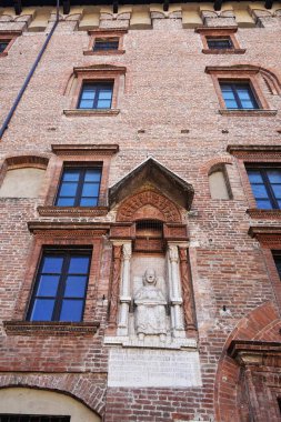 İtalya, Mantua 'da Broletto Meydanı' ndaki sandalyede Virgil heykeli.