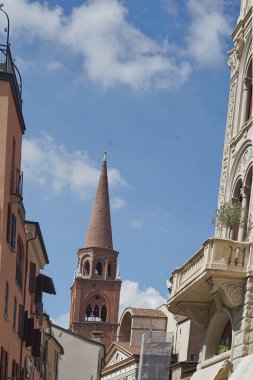 İtalya, Mantua 'daki Aziz Andrew Kilisesi' nin çan kulesi.