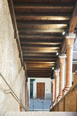 İtalya, Mantua 'daki Posdesta Sarayı' nda merdiven.