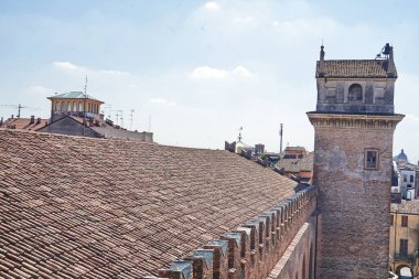 İtalya 'nın Mantua kentindeki Poest Sarayı' ndan görülen Astronomik Saat Kulesi