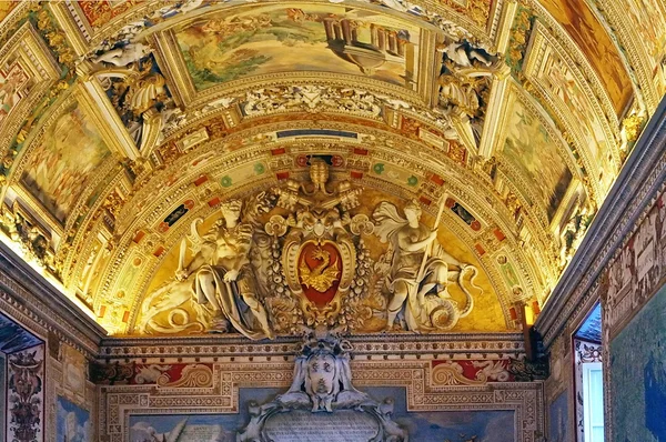 Techo en un pasillo de los Museos Vaticanos, Roma, Italia — Foto de Stock