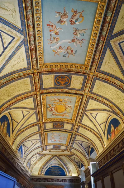 Teto em um corredor dos Museus do Vaticano, Roma, Itália — Fotografia de Stock