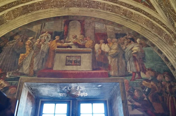 Il giuramento di Leone III, sala del fuoco di Borgo, Stanze di Raffaello, Musei Vaticani, Roma, Italia — Foto Stock