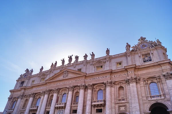 Facade of Saint Peter basilica, Vativcn city, Rome, Italy — Stockfoto