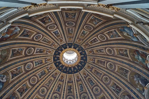 Interior of the dome of Saint Peter basilica, Vativcan city, Rome, Italy — Stockfoto