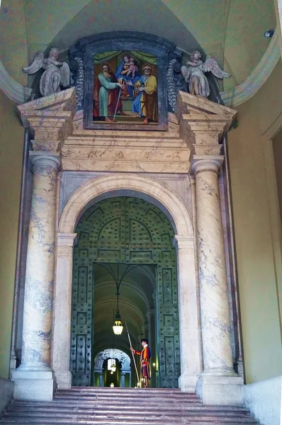 Swiss Guard at the Saint Peter basilica, Vatican City, Rome, Italy — ストック写真