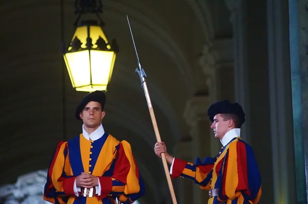 Swiss Guards at the Saint Peter basilica, Vatican City, Rome, Italy — Stockfoto