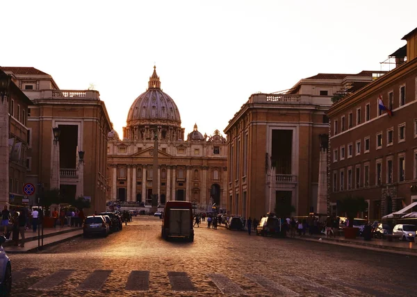 Rue Conciliazione avec la basilique Saint-Pierre en arrière-plan au coucher du soleil, Rome, Italie — Photo