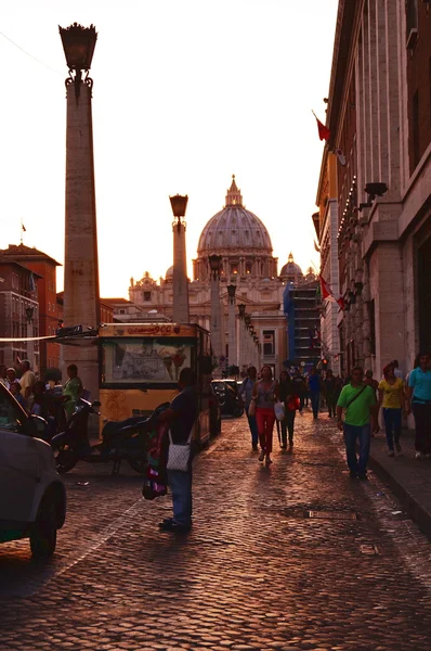 Via Conciliazione con la Basilica di San Pietro sullo sfondo al tramonto, Roma, Italia — Foto Stock